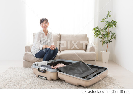 A woman who packs 35338564