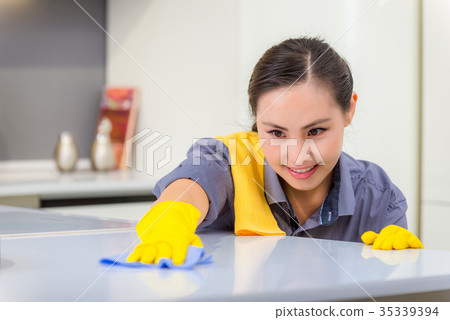 Cleaning in the kitchen 35339394