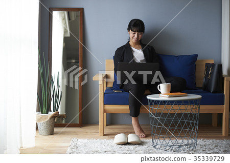在家工作的婦女 在家工作的婦女 35339729