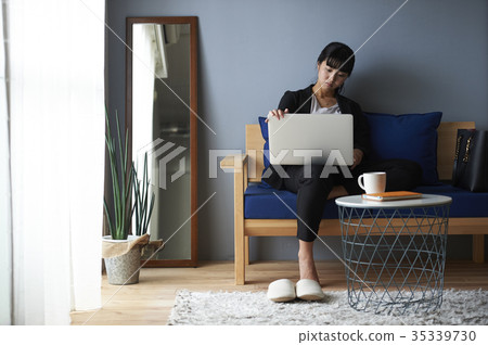 在家工作的婦女 在家工作的婦女 35339730