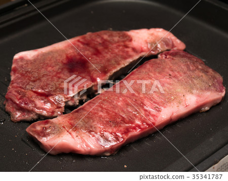 Hot plate grilled meat 35341787