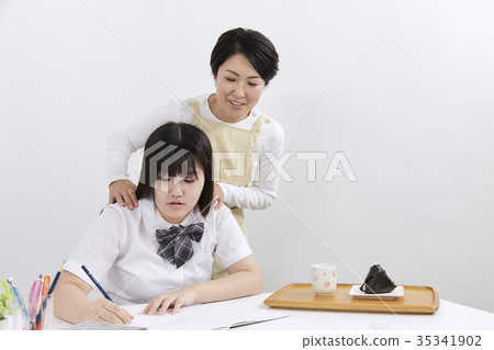 考試學生母親和女兒 考試學生母親和女兒 35341902