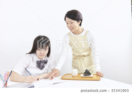 考試學生母親和女兒 35341903