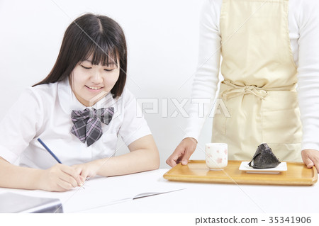 Examination student Mother and daughter 35341906