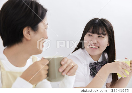 Examination student Mother and daughter relax Examination student Mother and daughter relax 35341975