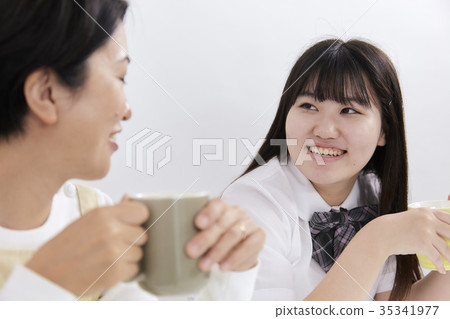 Examination student Mother and daughter relax Examination student Mother and daughter relax 35341977