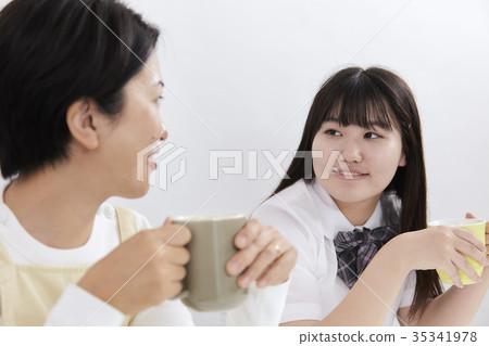 Examination student Mother and daughter relax 35341978