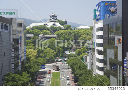 Kumamoto streetcar retro train No. 101 and Kumamoto castle 35342023
