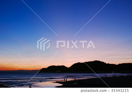 鎌倉由比濱海灘夜景 35343215