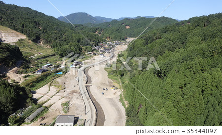 鳥瞰圖2017年9月29日在九州北部的大雨之後的朝倉市,Akayagawa,松戶地區 鳥瞰圖2017年9月29日在九州北部的大雨之後的朝倉市,Akayagawa,松戶地區 35344097
