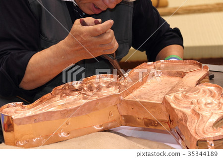 Production of a bronze rooster 35344189