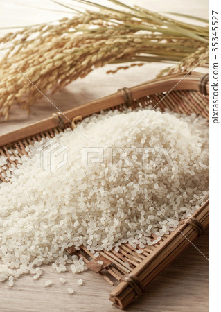 米和稻田放在一個碗裡 35345527