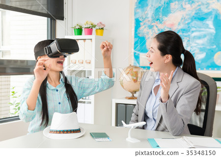travel agent manager let her customer wearing VR travel agent manager let her customer wearing VR 35348150