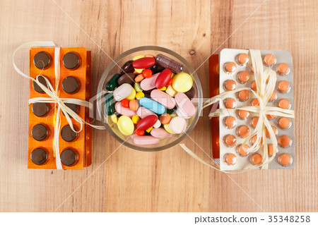 Heap of colorful medical pills and capsules 35348258