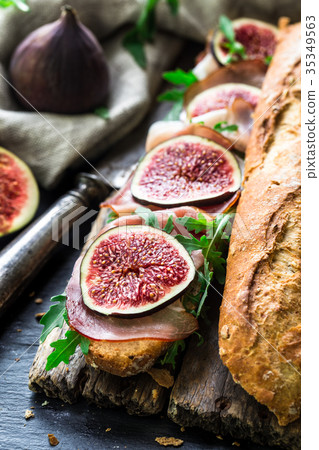 Sandwich with figs and prosciutto 35349563