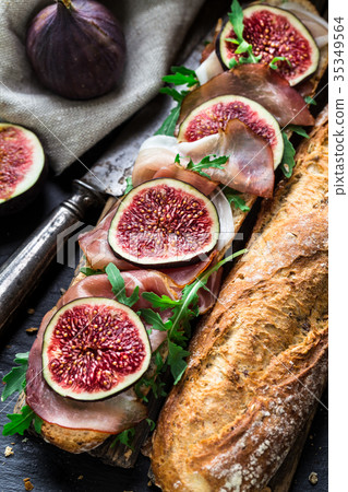Sandwich with figs and prosciutto 35349564