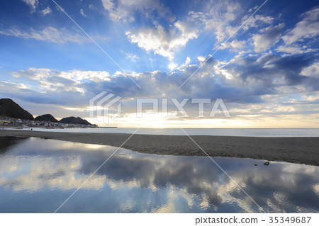 Sunrise on the Higashijo coast 35349687