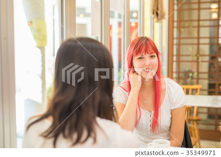 一個女人享受一家咖啡館 35349971