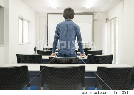 男人在教室裡 35350514