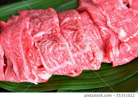 在葉子蘭花安置的日本牛肉和sukiyaki肉 35351022