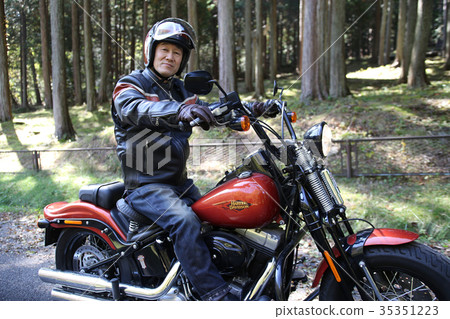 Middle age man bike 35351223