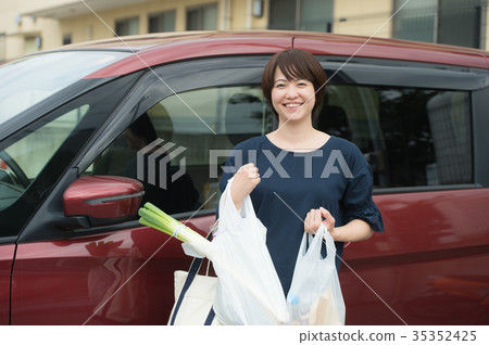Car life Woman with shopping bag Car life Woman with shopping bag 35352425
