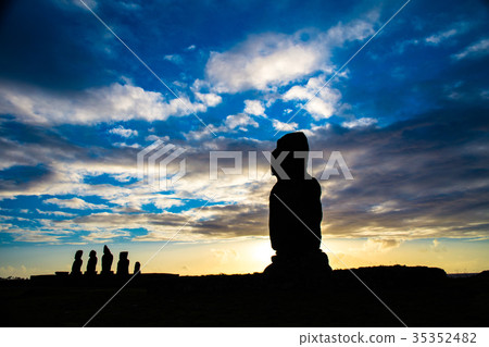 Easter Island · Moai statue 35352482