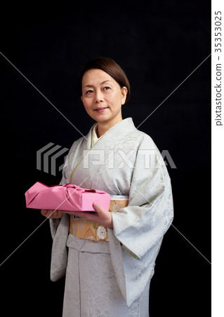 和服形狀的女人 和服形狀的女人 35353025