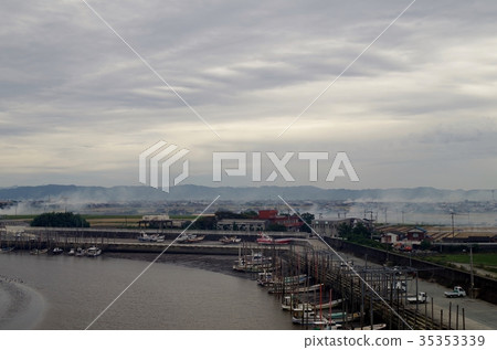 福岡縣柳川市(柳川)的早晨風景從有明開川(南)收穫水稻後的燃燒景觀 福岡縣柳川市(柳川)的早晨風景從有明開川(南)收穫水稻後的燃燒景觀 35353339