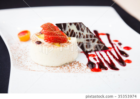 Panna cotta dessert 35353974