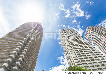 塔公寓和藍天 35356964