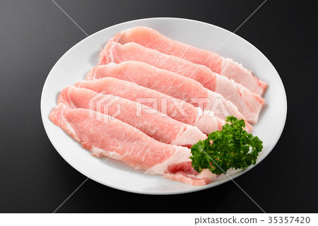 豬肉切成薄片為生薑 豬肉切成薄片為生薑 35357420