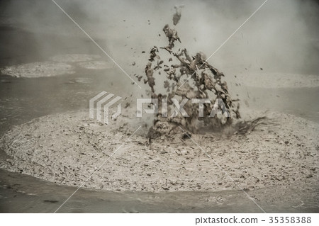 Bubbling mud in Rotorua 35358388