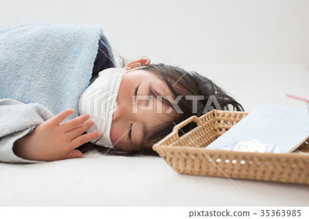 Kid sleeping with a cold 35363985