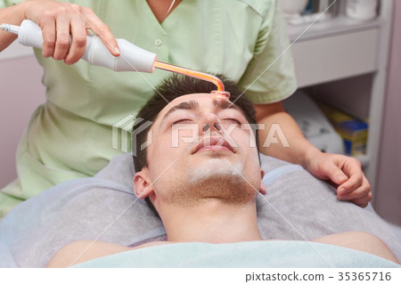 Darsonval face therapy. 35365716