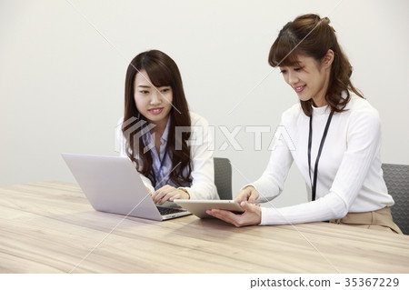Female employees meeting before the meeting Female employees meeting before the meeting 35367229