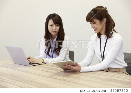 Female employees meeting before the meeting Female employees meeting before the meeting 35367230