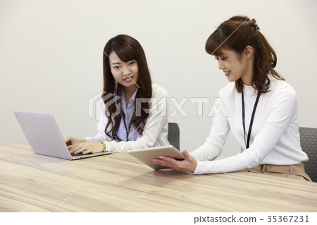 女性員工在會議前開會 35367231