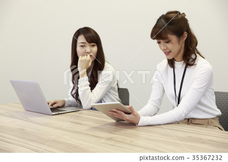 女性員工在會議前開會 女性員工在會議前開會 35367232
