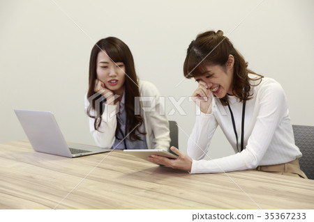 女性員工在會議前開會 女性員工在會議前開會 35367233