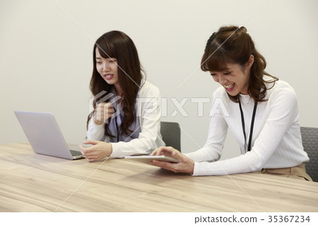 女性員工在會議前開會 35367234