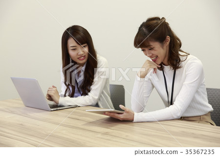 女性員工在會議前開會 女性員工在會議前開會 35367235