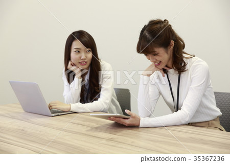 女性員工在會議前開會 女性員工在會議前開會 35367236