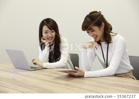 女性員工在會議前開會 35367237