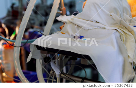 Doctor preparing for vein surgery Doctor preparing for vein surgery 35367432