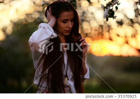Summer sunny park portrait of a beautiful young woman Summer sunny park portrait of a beautiful young woman 35370925