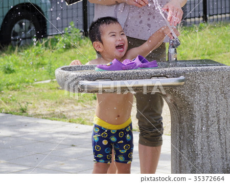 蹣跚學步的水上游戲（在京都市兒童公園拍攝） 35372664