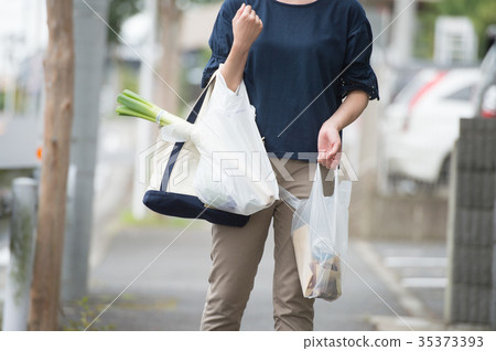 有購物袋的年輕主婦 35373393