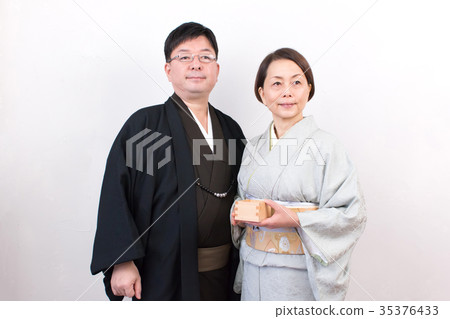 穿和服的中年夫婦 穿和服的中年夫婦 35376433