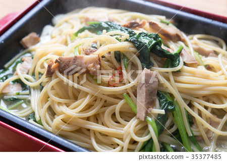 Pasta with grilled pork and spinach 35377485